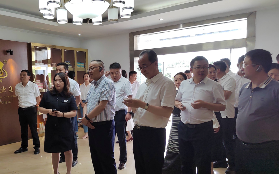 阿壩州政協(xié)副主席、阿壩縣委書(shū)記馮崢勇一行赴四川逢春參觀(guān)調(diào)研